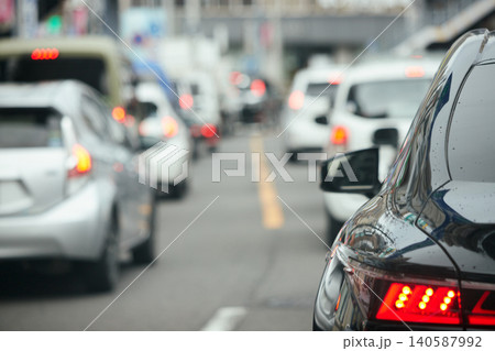 朝の通勤時間の都市の道路で車の渋滞の列の様子 朝の通勤時間の都市の道路で車の渋滞の列の様子 140587992