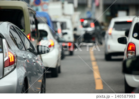 朝の通勤時間の都市の道路で車の渋滞の列の様子 朝の通勤時間の都市の道路で車の渋滞の列の様子 140587993