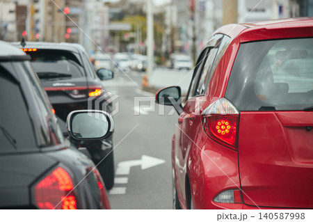 朝の通勤時間の都市の道路の渋滞の車の列の風景 朝の通勤時間の都市の道路の渋滞の車の列の風景 140587998