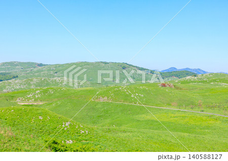 初夏の美東展望所から見た秋吉台 山口県美祢市 初夏の美東展望所から見た秋吉台 山口県美祢市 140588127