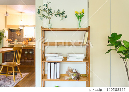 本棚と観葉植物のある部屋 本棚と観葉植物のある部屋 140588335
