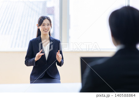 面接を受ける女性 面接を受ける女性 140588864