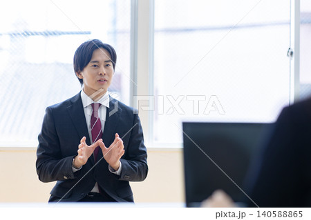 面接を受ける男性 140588865