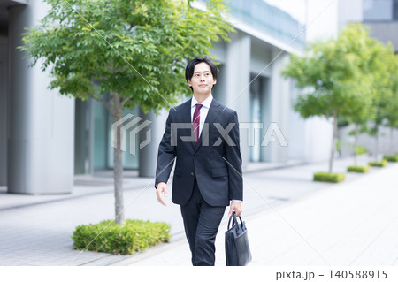スーツを着て街を歩く男性 スーツを着て街を歩く男性 140588915