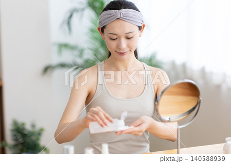 スキンケアをする女性 スキンケアをする女性 140588939
