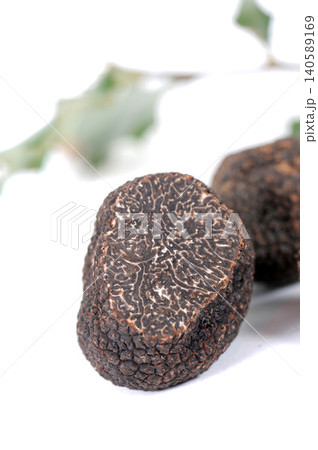 delicious black truffles 140589169