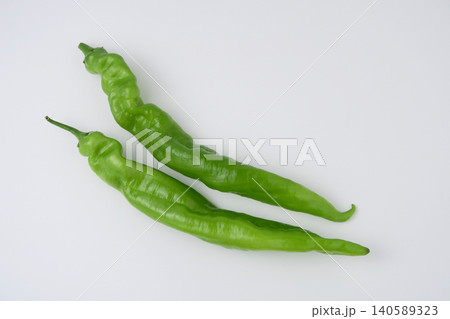 白バックに長いツノの形をした野菜のグリーンホーンペッパー 白バックに長いツノの形をした野菜のグリーンホーンペッパー 140589323