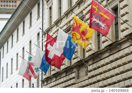 スイス国旗と州旗が飾られた旧市街の歴史的な建物。ルツェルン市、ルツェルン州、スイス スイス国旗と州旗が飾られた旧市街の歴史的な建物。ルツェルン市、ルツェルン州、スイス 140589868