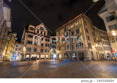 夜にライトアップされた建物と石畳の通りがある歴史的広場。ルツェルン市、ルツェルン州、スイス 140589884
