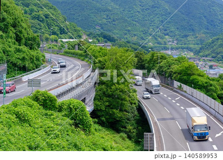 山間を貫く立体高架道路と交通風景|インフラ整備を象徴する構造物」 山間を貫く立体高架道路と交通風景|インフラ整備を象徴する構造物」 140589953