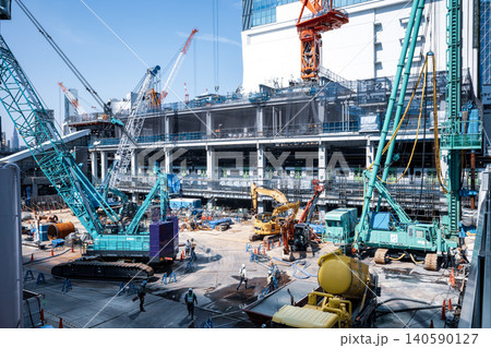 工事中のJR渋谷駅西口 クレーンと山手線ホーム 2026.06　a-4 クールカラー 140590127