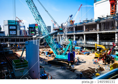 工事中のJR渋谷駅西口 クレーンと山手線ホーム 2026.06　b-2 高彩度コントラスト 140590131