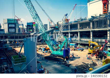 工事中のJR渋谷駅西口 クレーンと山手線ホーム 2026.06 b-3 暖色寒色強調 工事中のJR渋谷駅西口 クレーンと山手線ホーム 2026.06 b-3 暖色寒色強調 140590132