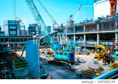 工事中のJR渋谷駅西口 クレーンと山手線ホーム 2026.06 b-5 ライトトーン 工事中のJR渋谷駅西口 クレーンと山手線ホーム 2026.06 b-5 ライトトーン 140590134