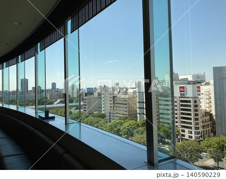 展望フロアの窓から眺める名古屋市街地の風景 展望フロアの窓から眺める名古屋市街地の風景 140590229