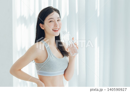 窓際で水を飲む女性 140590927