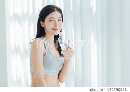 窓際で水を飲む女性 140590928