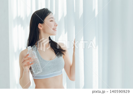 窓際で水を飲む女性 窓際で水を飲む女性 140590929