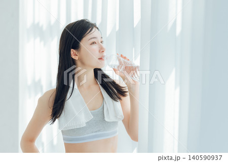 窓際で水を飲む女性 140590937