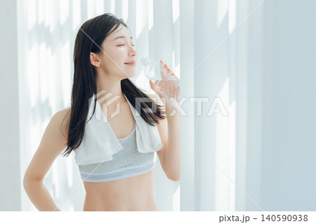 窓際で水を飲む女性 140590938