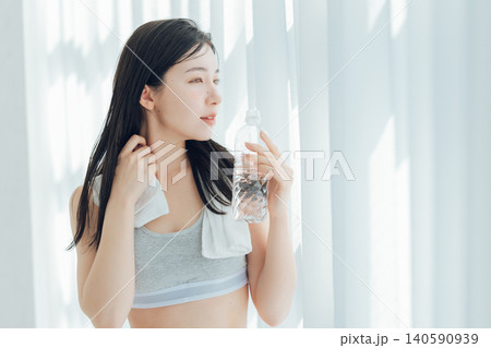 窓際で水を飲む女性 窓際で水を飲む女性 140590939