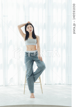 引き締まった体の若い女性 140591030