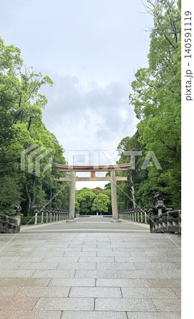 新緑に包まれた神社の鳥居 140591119