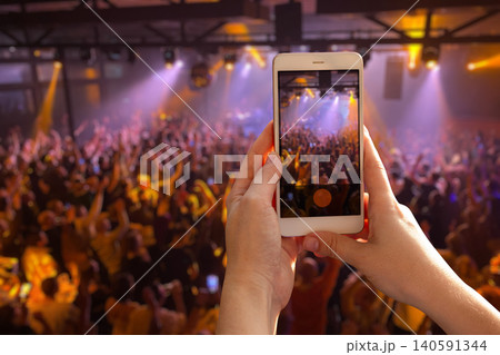 Blurred out-of-focus crowded live concert inside a club 140591344