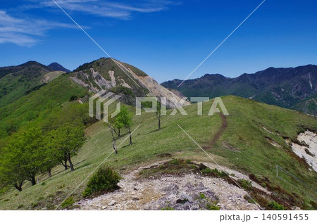 中倉山山頂からの稜線風景 140591455