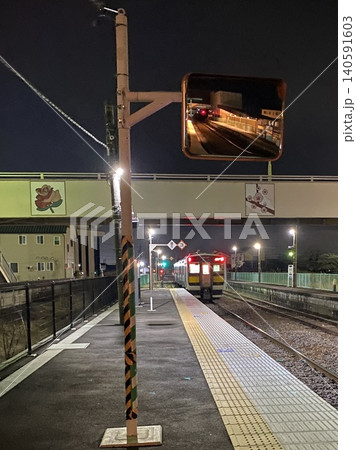 夜の水郡線常陸大宮駅を出て行く上り列車 夜の水郡線常陸大宮駅を出て行く上り列車 140591603