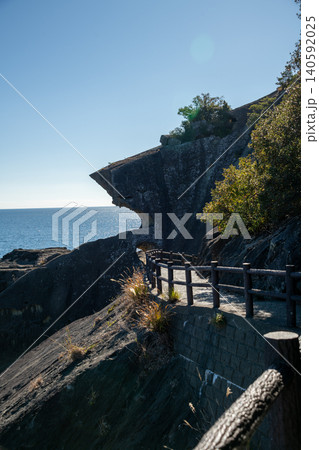 三重県 熊野市 世界遺産 鬼ヶ城 奇岩と青空のイメージ 三重県 熊野市 世界遺産 鬼ヶ城 奇岩と青空のイメージ 140592025