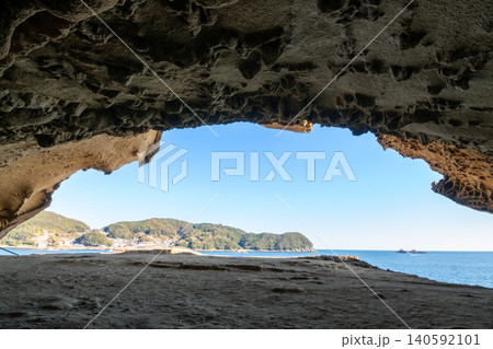 三重県　熊野市　世界遺産　鬼ヶ城　奇岩と青空のイメージ 140592101