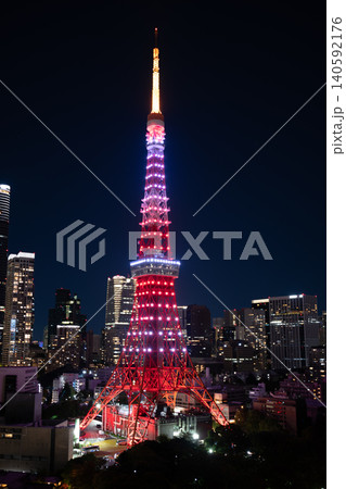 東京都 ライトアップした東京タワー・東京タワーのある街並み・夜の東京都市風景 東京都 ライトアップした東京タワー・東京タワーのある街並み・夜の東京都市風景 140592176