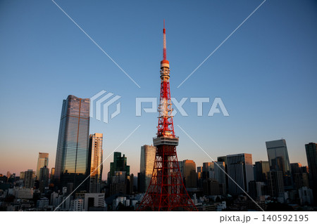 東京都 朝日に照らされる東京タワー・東京タワーのある街並み・朝焼けの東京都市風景 東京都 朝日に照らされる東京タワー・東京タワーのある街並み・朝焼けの東京都市風景 140592195