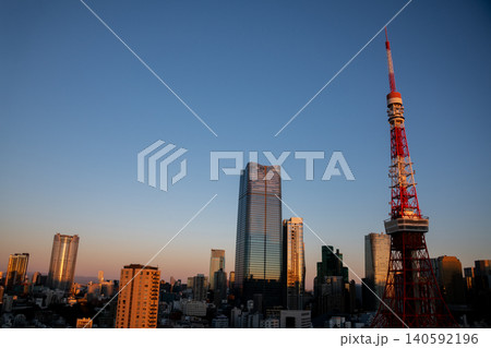 東京都 朝日に照らされる東京タワー・東京タワーのある街並み・朝焼けの東京都市風景 東京都 朝日に照らされる東京タワー・東京タワーのある街並み・朝焼けの東京都市風景 140592196