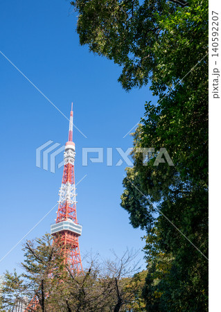 東京都 芝公園から見上げる東京タワーと青空 東京都 芝公園から見上げる東京タワーと青空 140592207