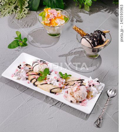 Classic Banana Split and Sweet Ice Cream Bowls 140593963