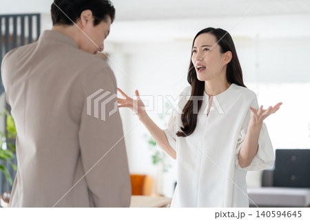 リビングで喧嘩をするミドルの夫婦 リビングで喧嘩をするミドルの夫婦 140594645