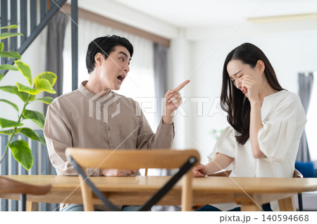 リビングで喧嘩をするミドルの夫婦 リビングで喧嘩をするミドルの夫婦 140594668