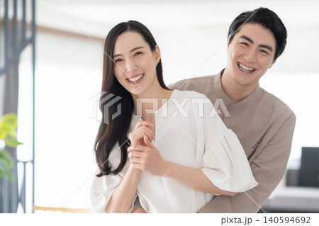 リビングでくつろぐミドルの夫婦 リビングでくつろぐミドルの夫婦 140594692