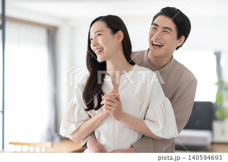 リビングでくつろぐミドルの夫婦 リビングでくつろぐミドルの夫婦 140594693
