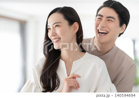 リビングでくつろぐミドルの夫婦 リビングでくつろぐミドルの夫婦 140594694