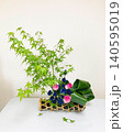 もみじと竜胆と薔薇とハランを組み合わせた夏の生け花 140595019