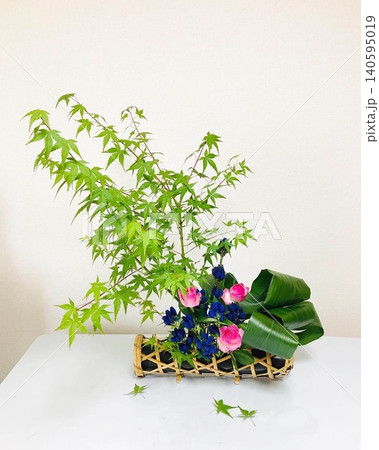 もみじと竜胆と薔薇とハランを組み合わせた夏の生け花 もみじと竜胆と薔薇とハランを組み合わせた夏の生け花 140595019
