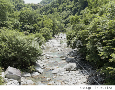 山梨尾白川渓谷 白御影石の石河原と新緑の山に流れる清流 山梨尾白川渓谷 白御影石の石河原と新緑の山に流れる清流 140595128