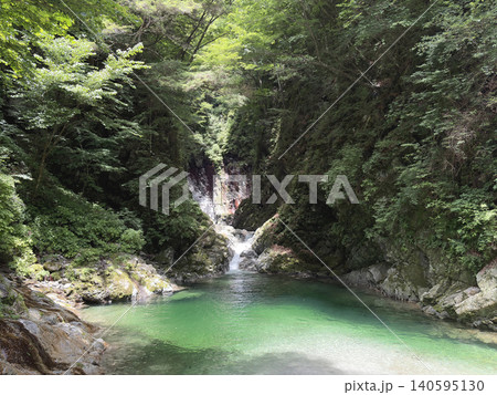 山梨尾白川渓谷 千ヶ淵のエメラルドの淵と新緑の渓谷(横) 山梨尾白川渓谷 千ヶ淵のエメラルドの淵と新緑の渓谷(横) 140595130