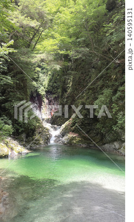 山梨尾白川渓谷 千ヶ淵のエメラルドグリーンの淵と白い滝 山梨尾白川渓谷 千ヶ淵のエメラルドグリーンの淵と白い滝 140595131