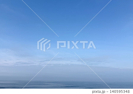 柔らかな雲の模様と穏やかな海原 柔らかな雲の模様と穏やかな海原 140595348
