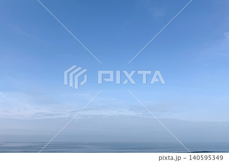 雲の流れと水平線が織りなす静かな海の景色 140595349