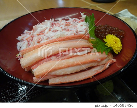 鳥取県境港市の新鮮な蟹ちらし丼（カニのほぐし身、棒肉、いくら、大葉、食用菊） 140595456